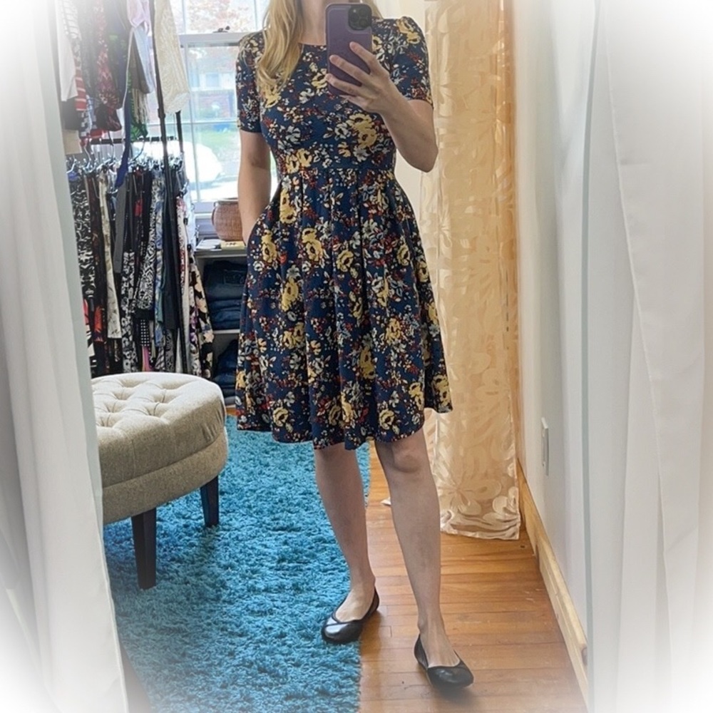 💕Like new Beautiful blue floral Lularoe Amelia Dress💕
